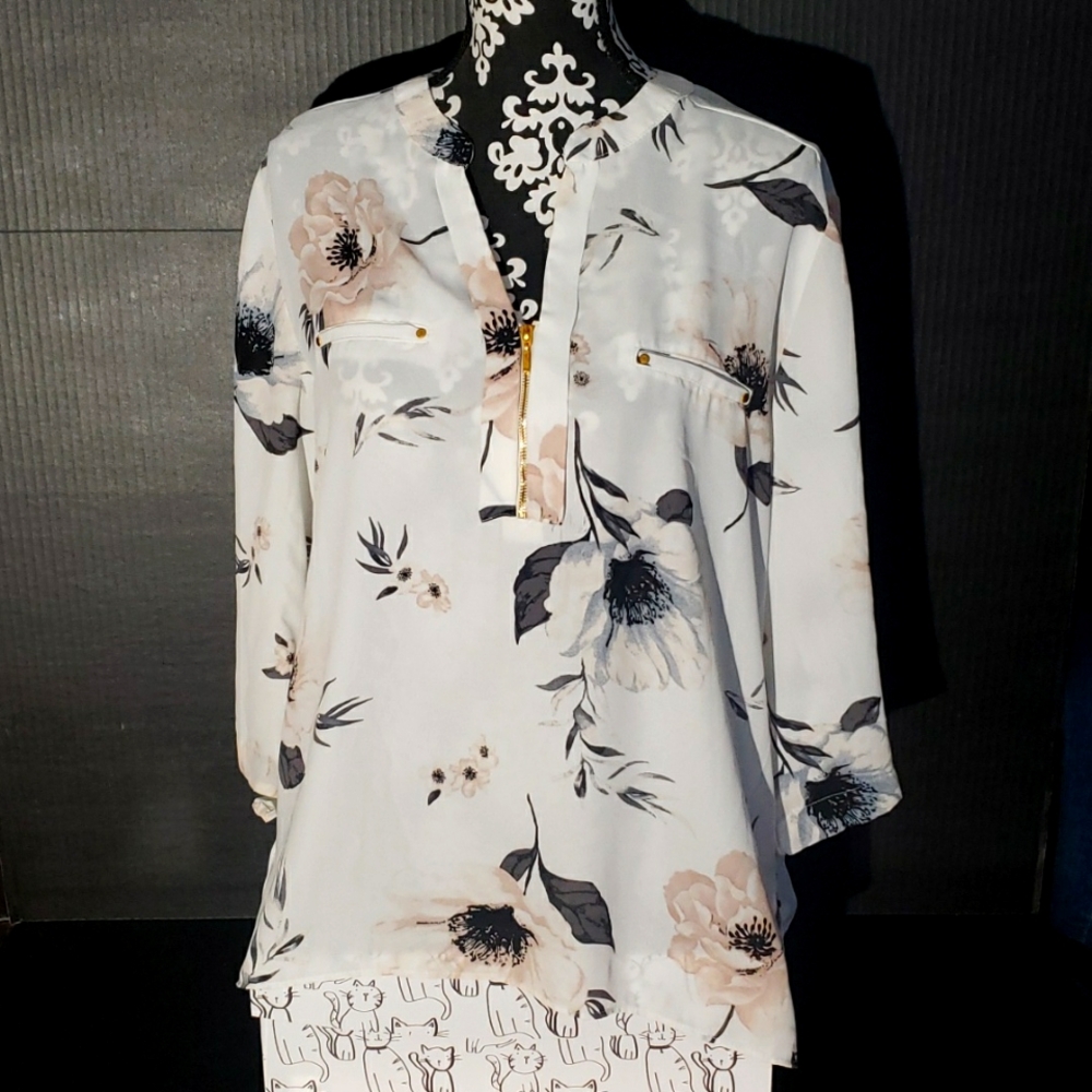 Urbanology women's blouse. White floral. Size XL.